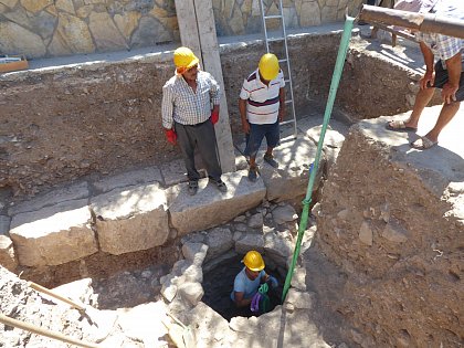 Der Brunnen neben dem Fundament bei der Moschee von Didim whrend der Ausgrabung