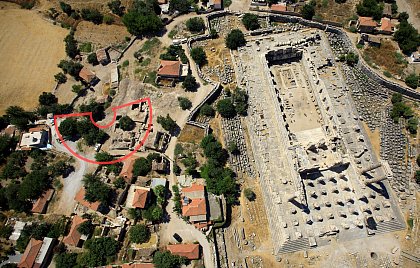 Luftbild von Didyma mit schematischer Lage des Theaters südlich des Tempels