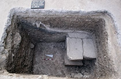 2015 entdeckte Nordwestecke des Fundaments bei der Moschee