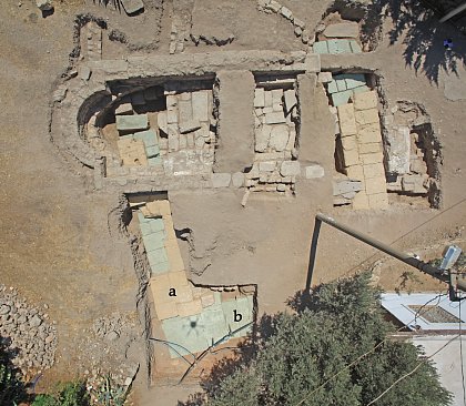 Die weitgehend freigelegten antiken Fundamente bei der Kapelle des Hagios Georgios