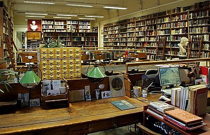Blick in die Zweigbibliothek Klassische Altertumswissenschaften im Robertinum