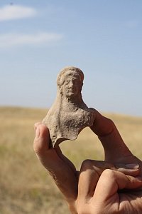 Abb. 5: Olbia Pontike. Fragment einer Terrakotta-Statuette aus dem Grabungsareal Π1 (Foto: Olbia-Projekt)